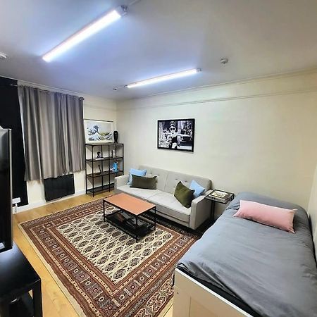Hotel 'Thefive' Camden Town Londra Esterno foto