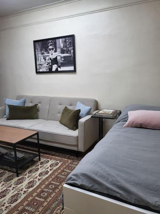 Hotel 'Thefive' Camden Town Londra Esterno foto