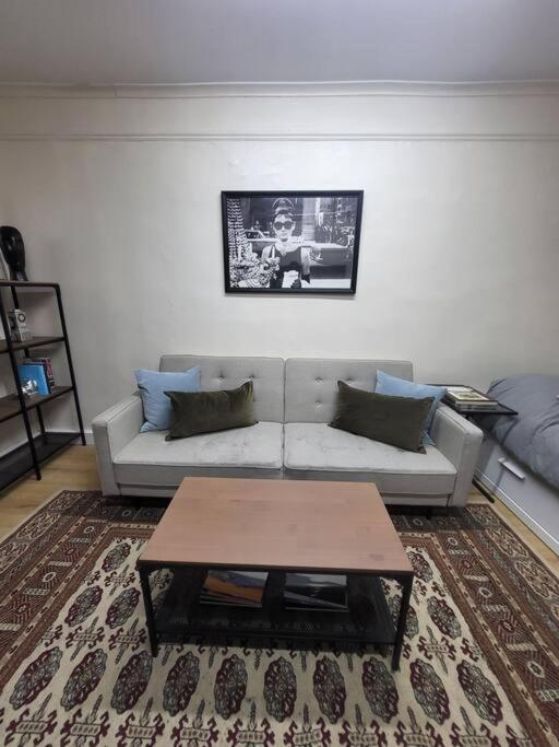 Hotel 'Thefive' Camden Town Londra Esterno foto